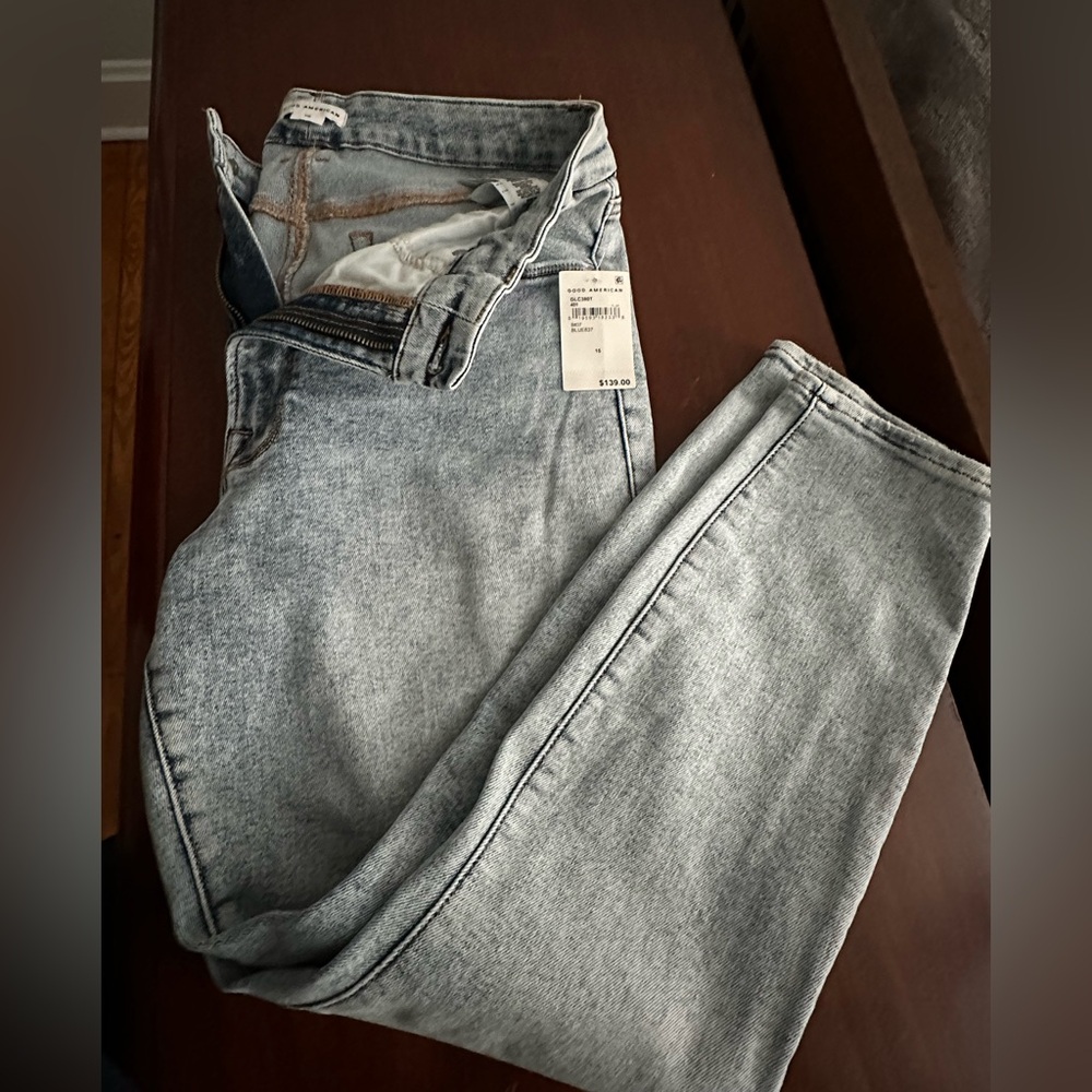 Good American Good legs crop size 15
Inseam 27”, fits between a 14-16